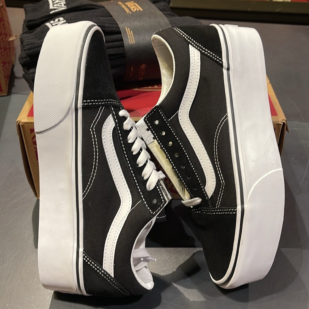 Vans WMNS Old Skool Stackform
Suede/Canvas Black/True Wht
VN0A7Q5M6BT Platforms - Picture 8 of 16